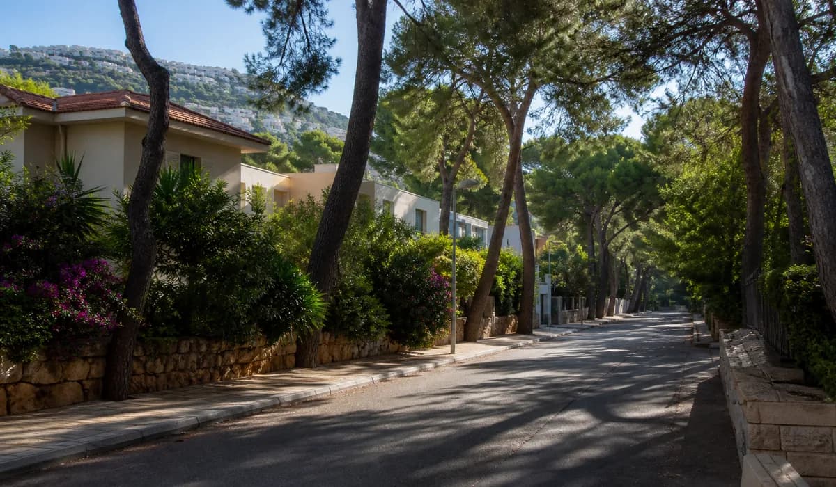 המחשה: סביבת מגורים ובריכה באווירה מקומית