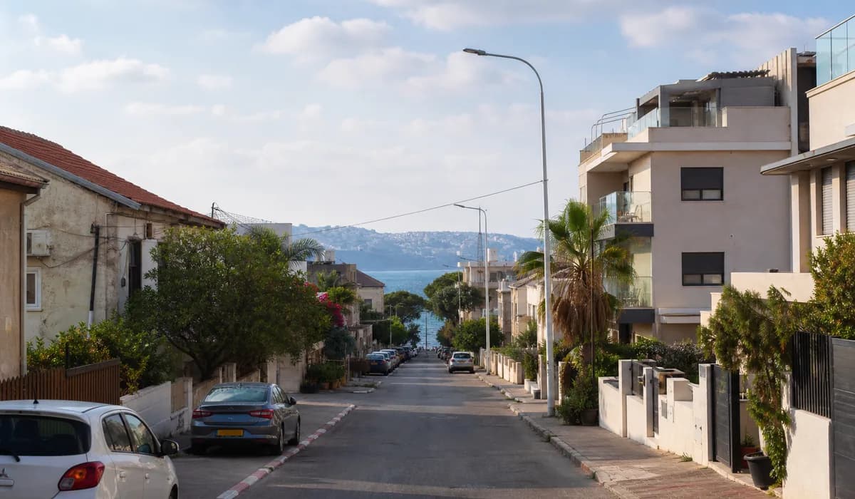 המחשה: סביבת מגורים ובריכה באווירה מקומית
