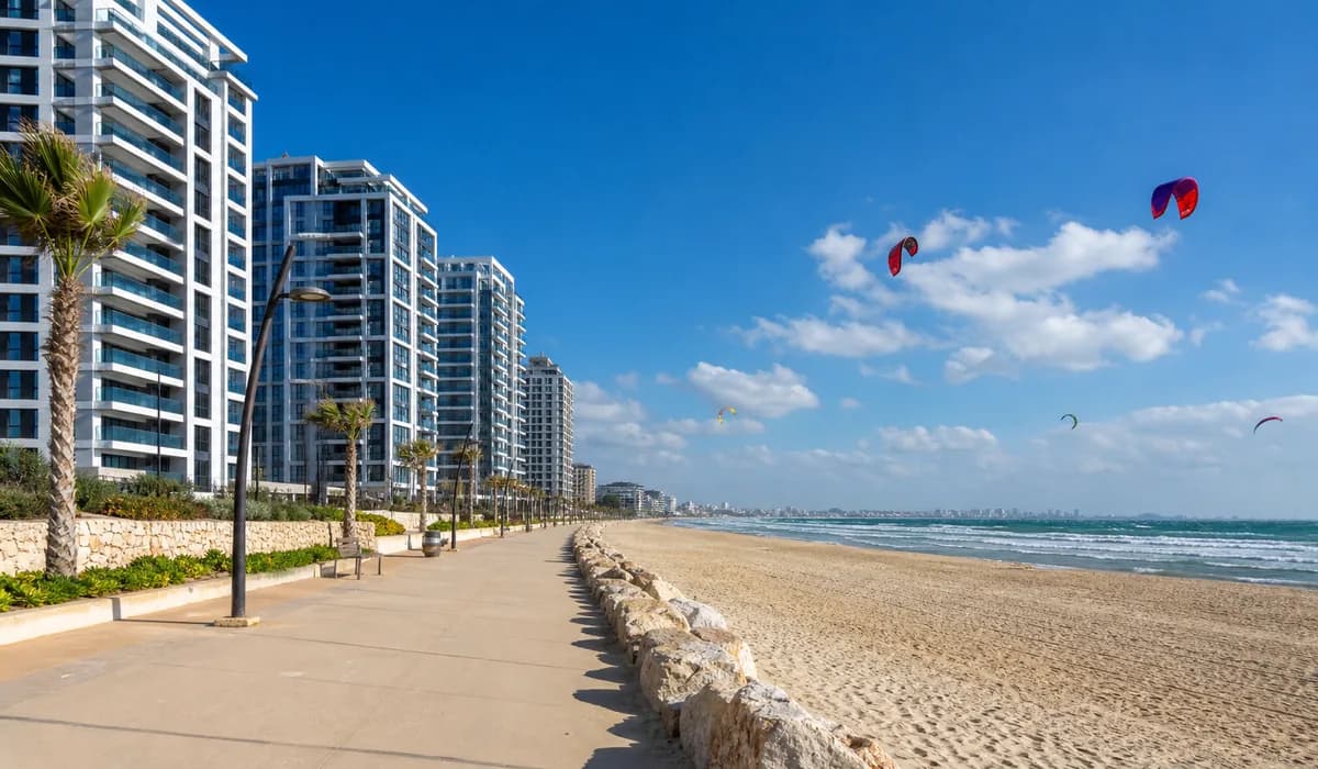 המחשה: סביבת מגורים ובריכה באווירה מקומית