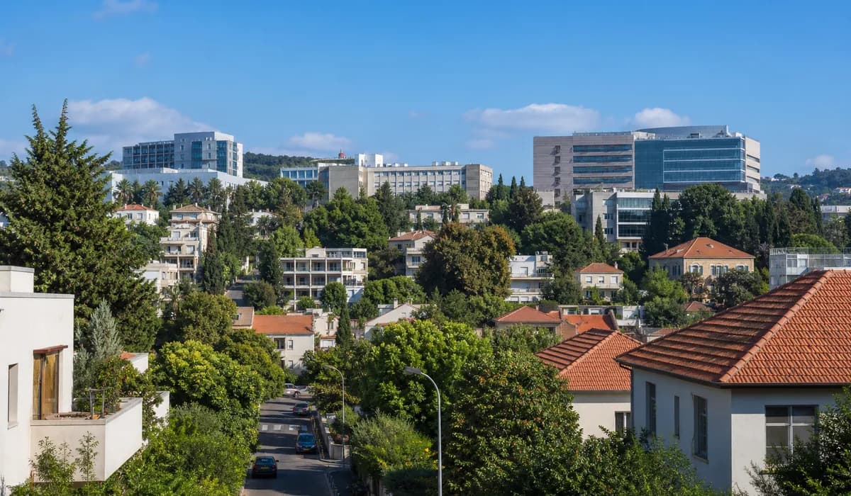 המחשה: סביבת מגורים ובריכה באווירה מקומית