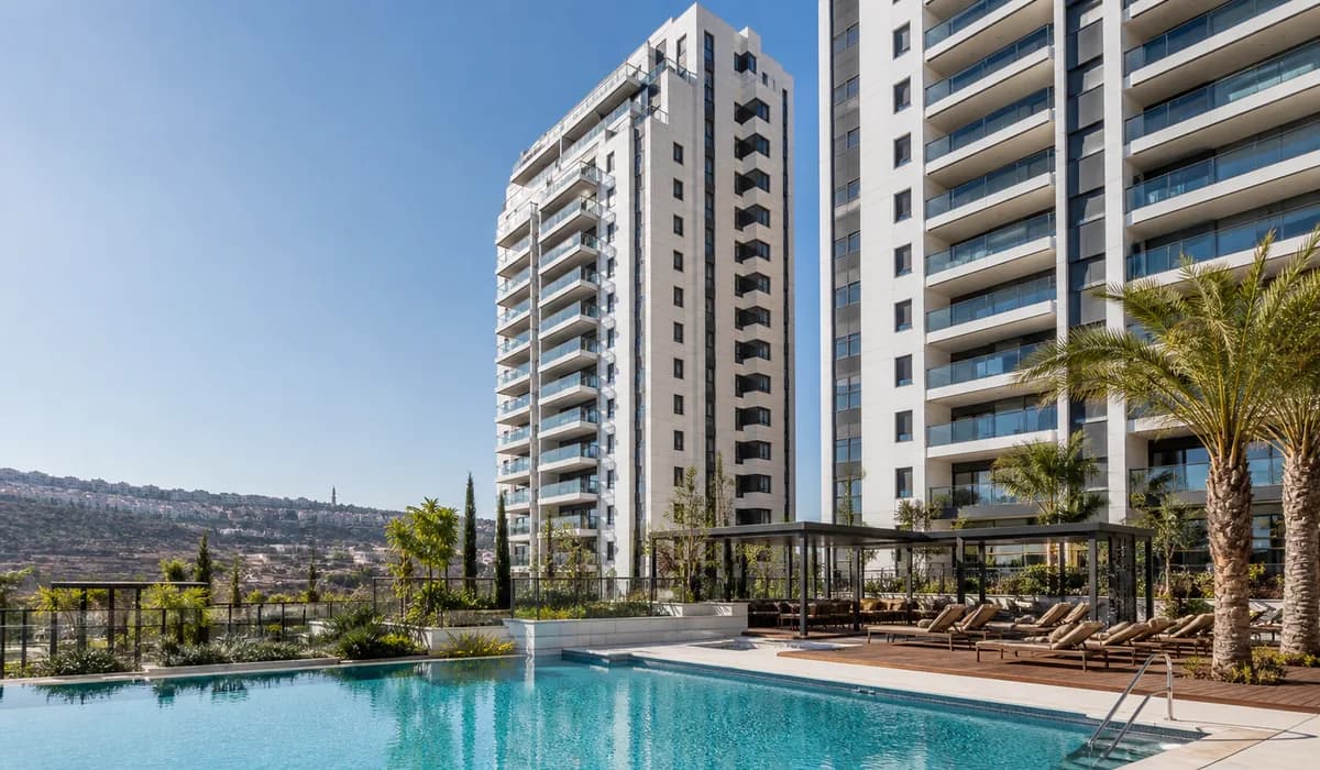 המחשה: סביבת מגורים ובריכה באווירה מקומית