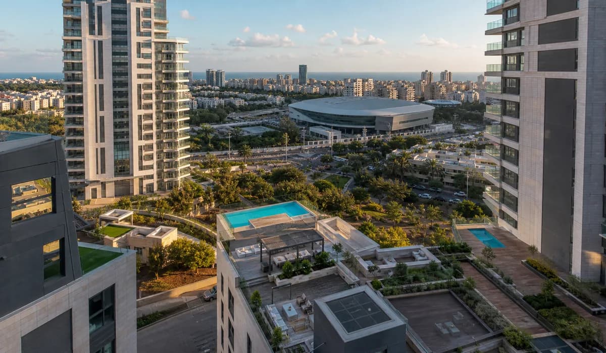 המחשה: סביבת מגורים ובריכה באווירה מקומית
