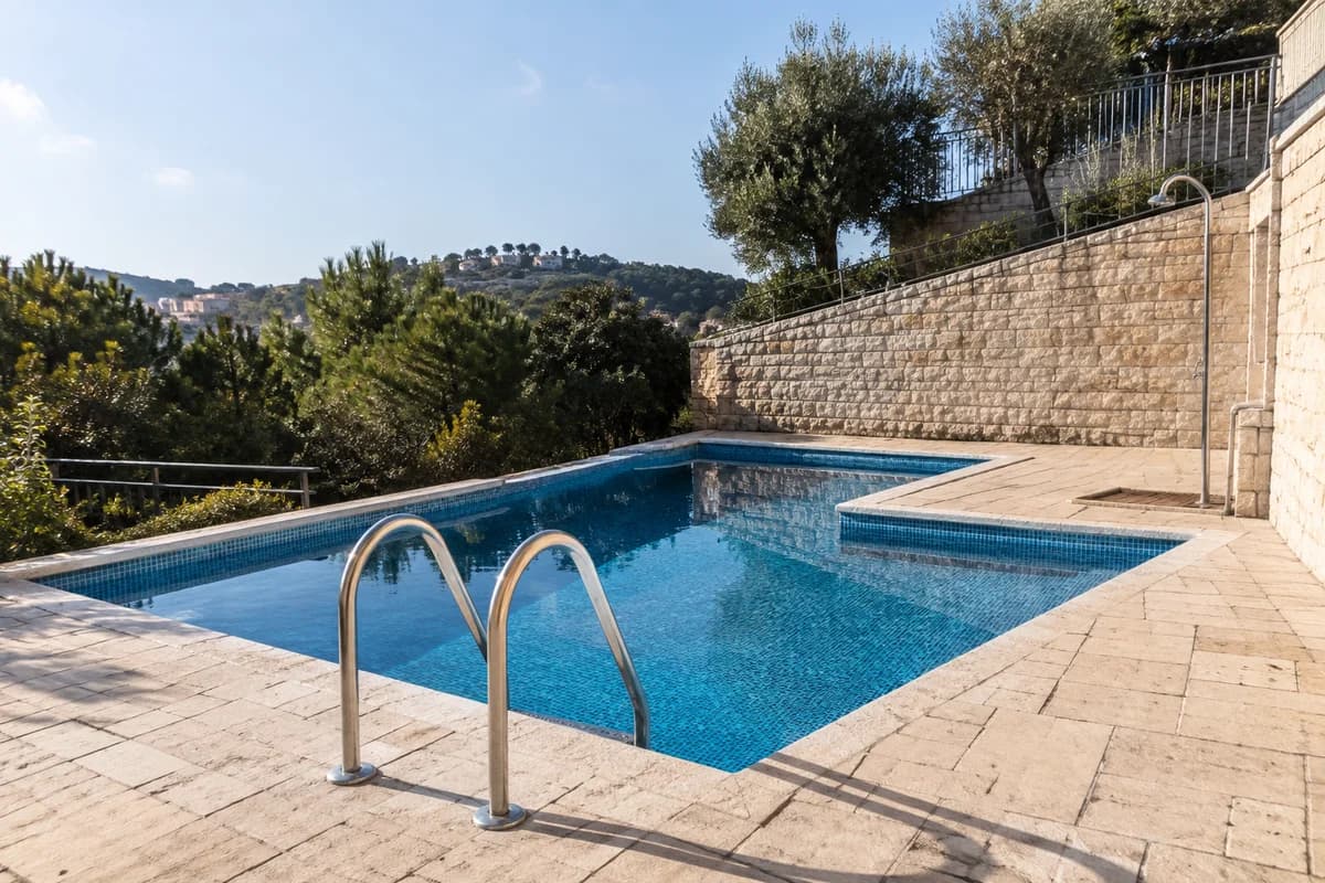 המחשה: בריכת שחייה במתחם מגורים