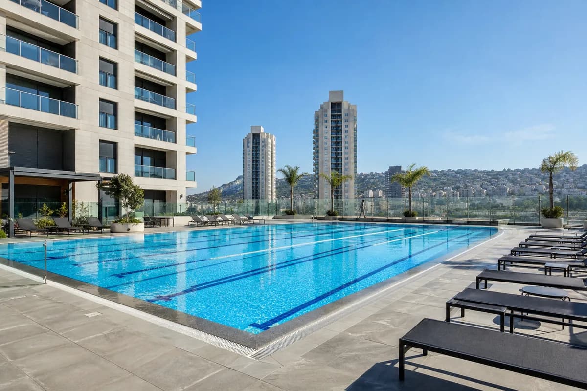 המחשה: בריכת שחייה במתחם מגורים